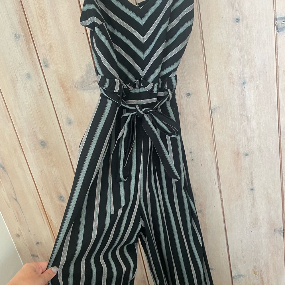ADORABLE romper - Picture 2 of 3